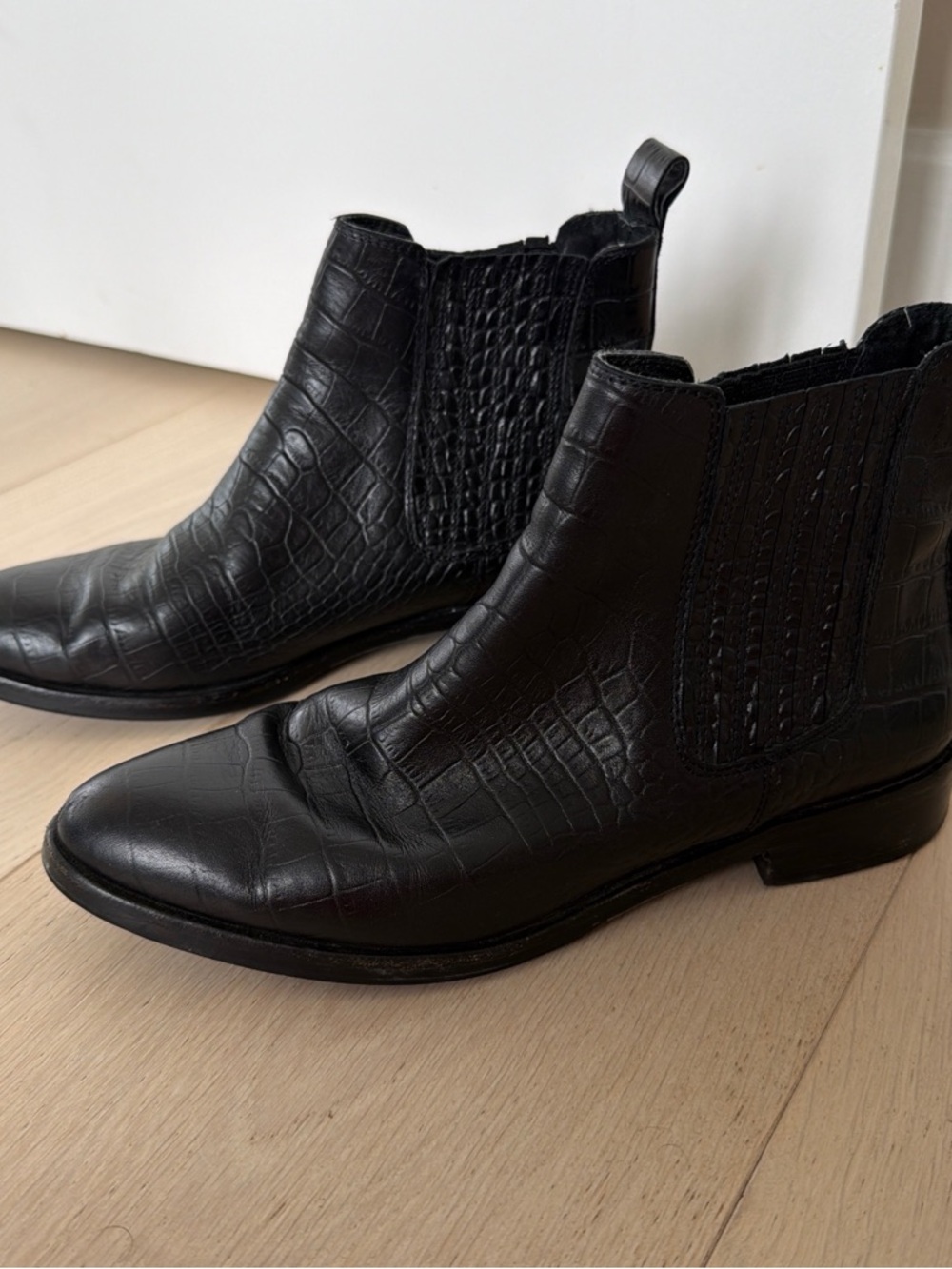 Vince Camuto Black Croc-Embossed Chelsea Boot for Women Size 7
